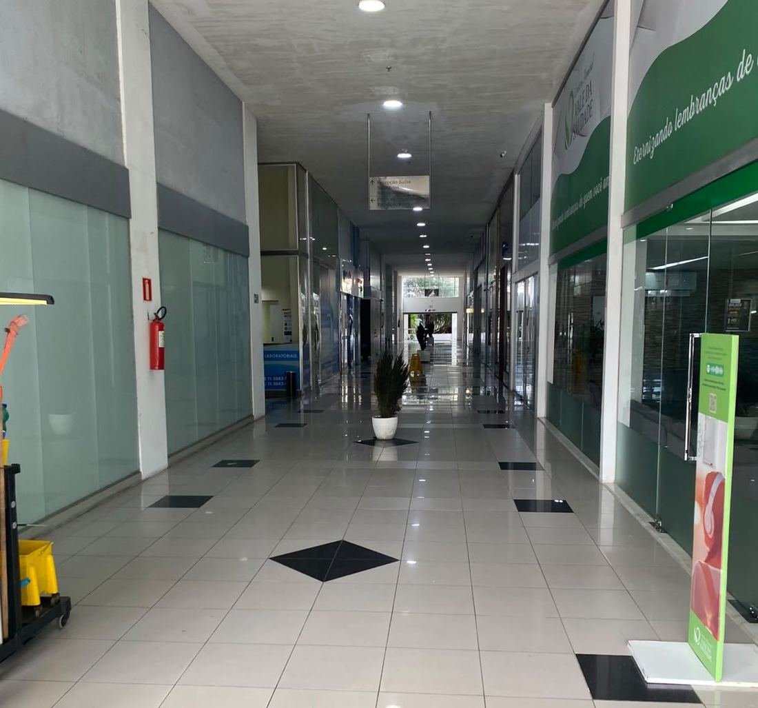 Corredor térreo do Edifício Iguatemi Business, o laboratório fica à esquerda
