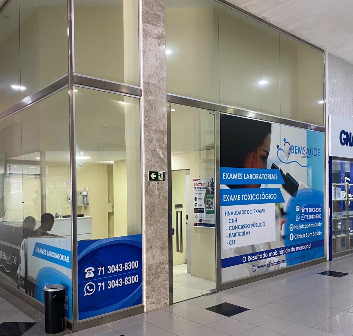 Vitrine do Laboratório Bem Saúde, com o painel de exame toxicológico